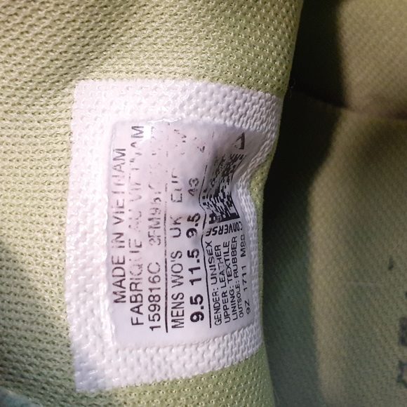 Converse All Star Chuck Taylor Low Top. RARE One Star. Mint/Lime Green Suede.